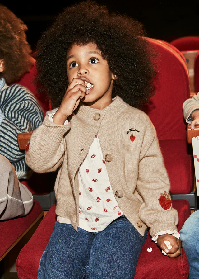 Cardigan en tricot sésame avec fraises brodées – Image 4