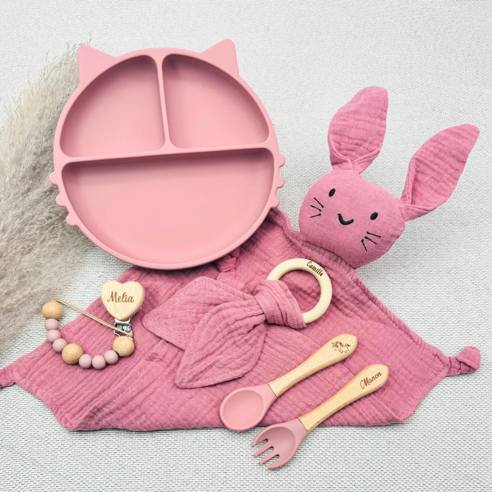 Coffret repas bébé personnalisé avec doudou, anneau de dentition et prénom gravé – Image 3