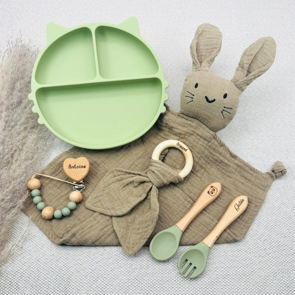 Coffret repas bébé personnalisé avec doudou, anneau de dentition et prénom gravé – Image 4