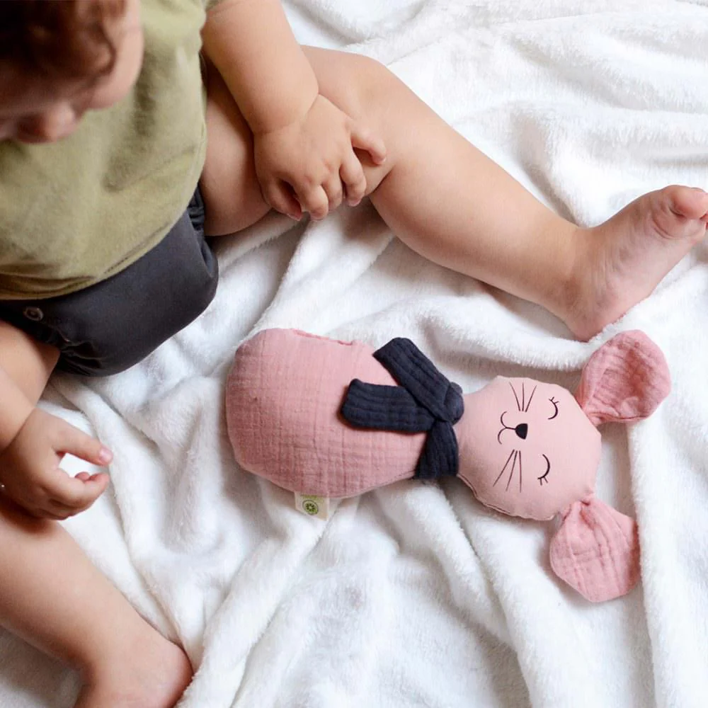 Hochet en Coton Bio Souris Rose – Image 3