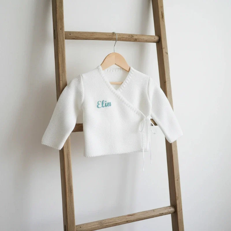 Brassière bébé laine blanche " Personnalisé " prénom bleu clair paillette "